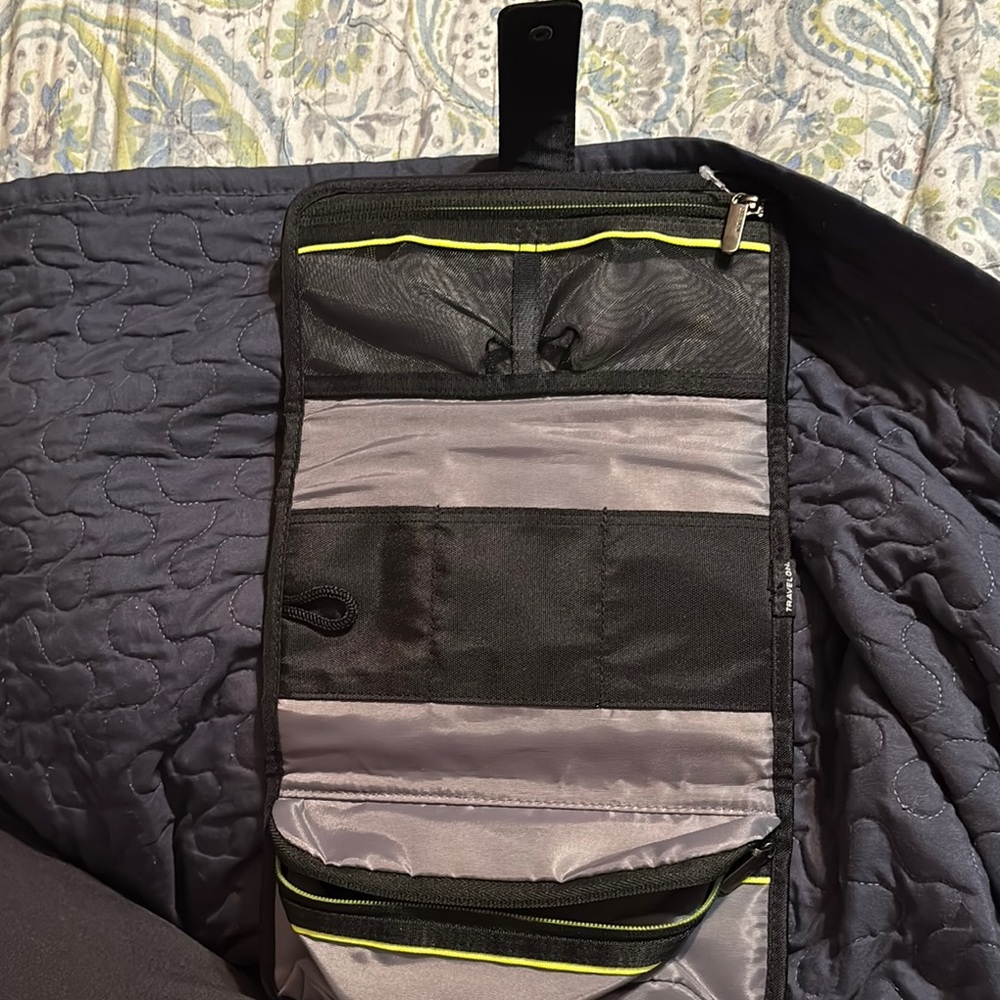 Travelon Black and Gray Hanging Toiletry Bag with Multiple Compartments NWOT ZA